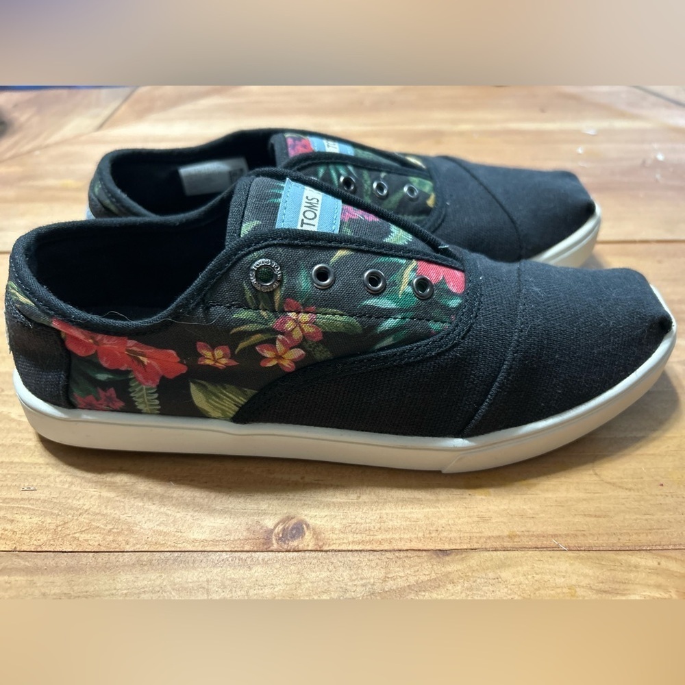 TOMS Classic Black Canvas Shoes - Picture 2 of 6